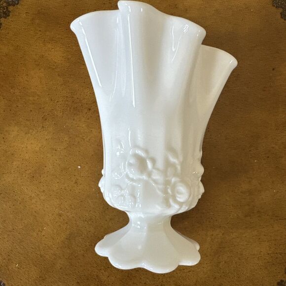 FENTON Art Glass Swung MILK GLASS Embossed ROSES Handkerchief VASE Vintage EX - Picture 4 of 5